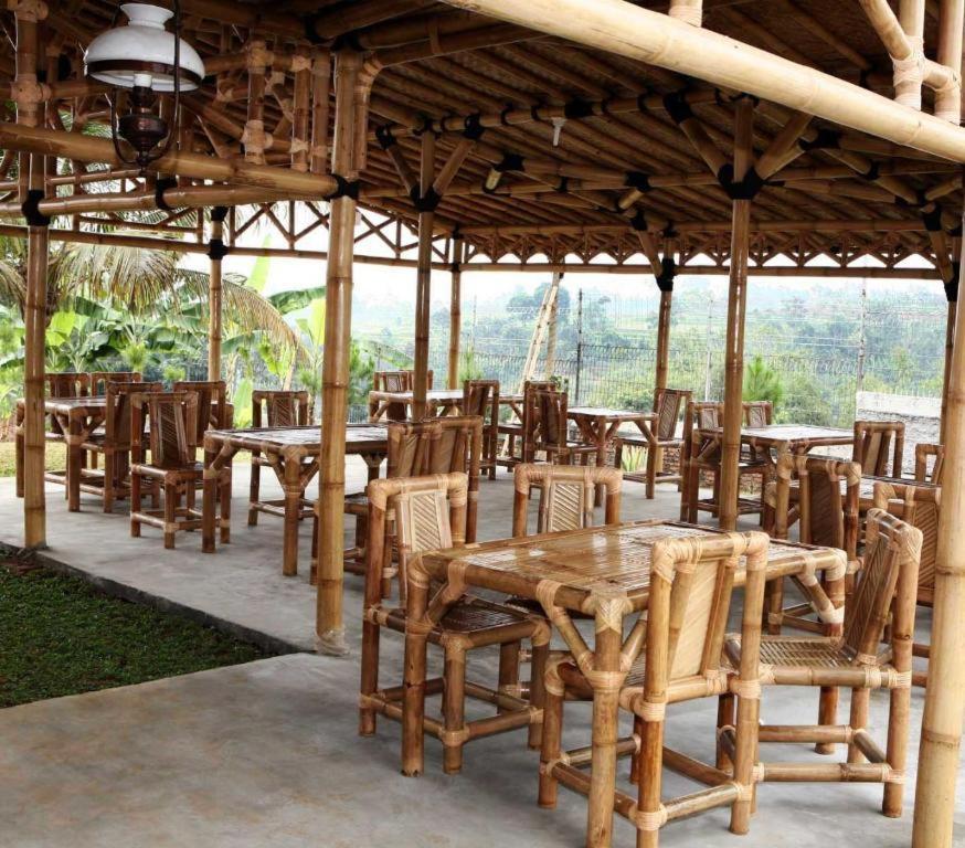 Villa Bukit Pinus Bogor Exterior photo